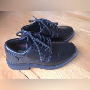 Madison Avenue size 11 little boys black dress shoes for special occasions VGUC